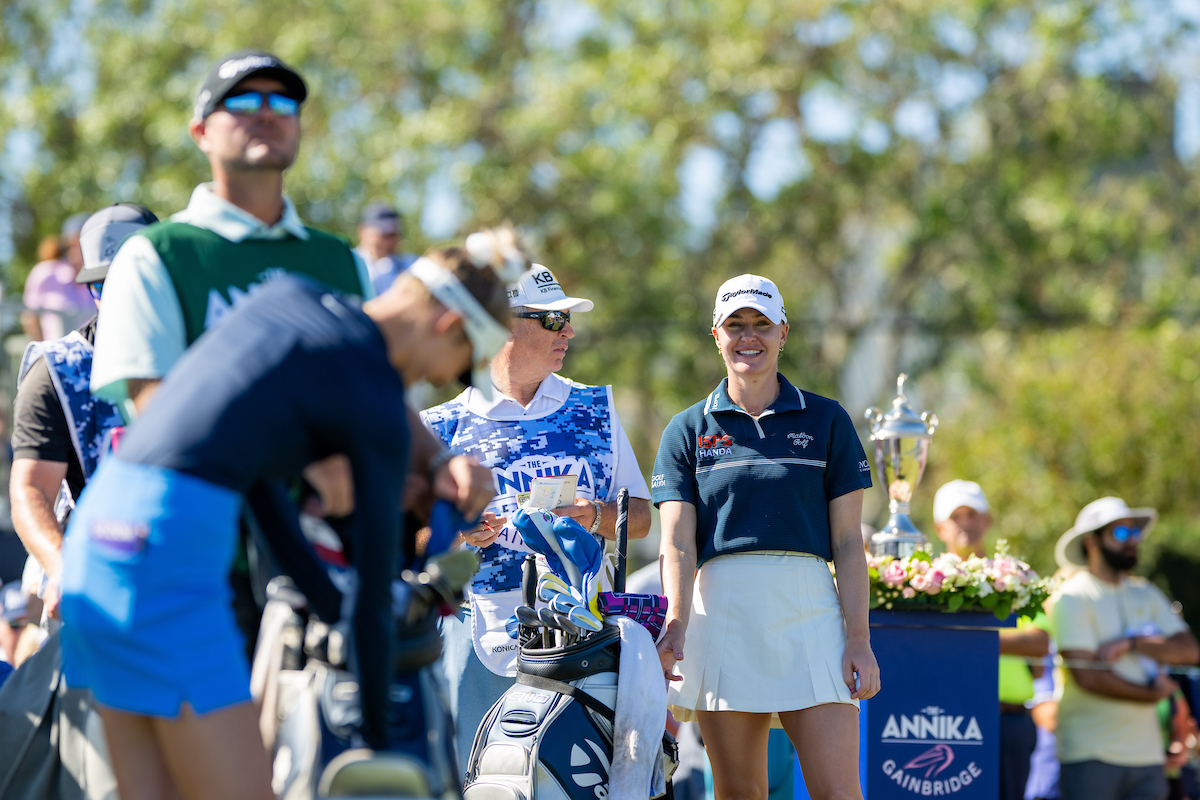 golfer with crowd watching