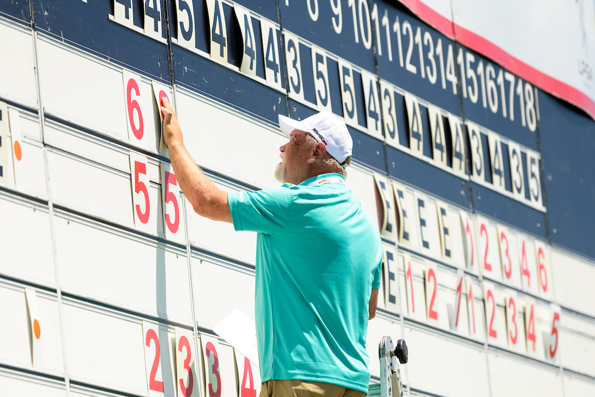 volunteer shaking golfer's hand