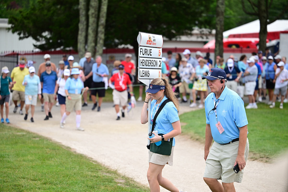 volunteer shaking golfer's hand