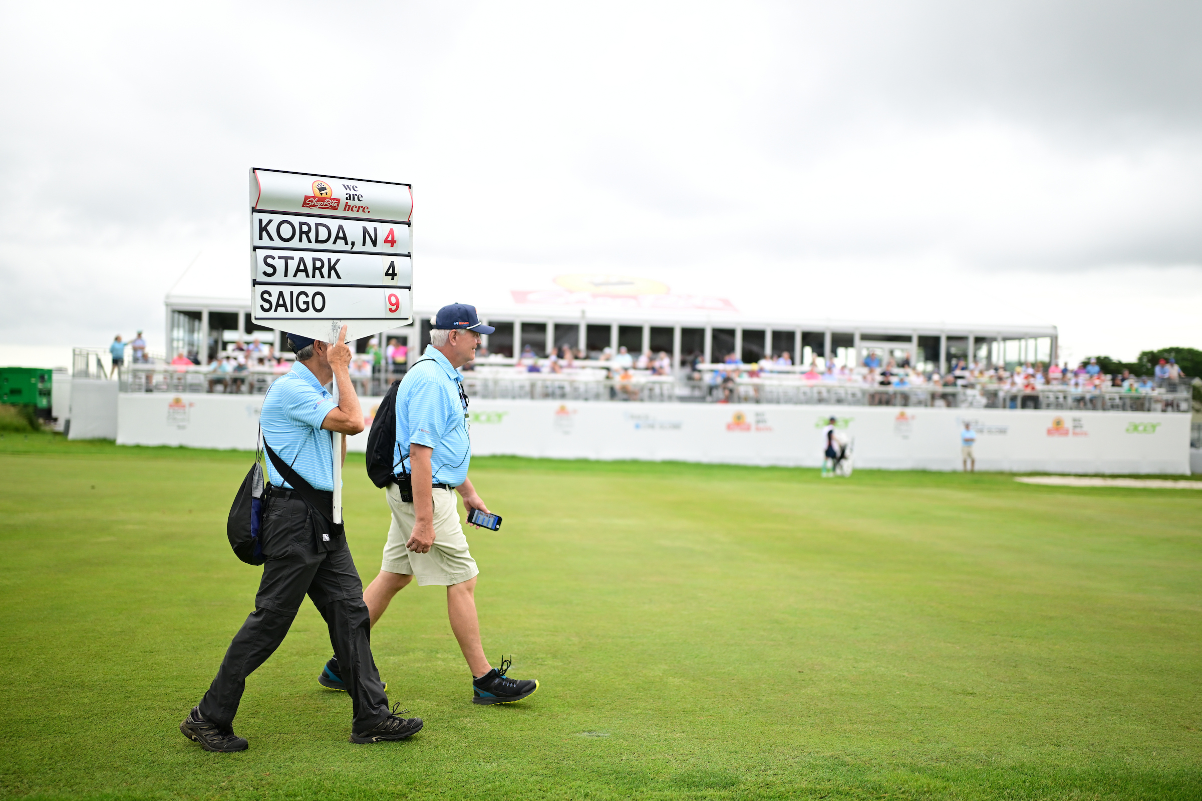volunteer shaking golfer's hand