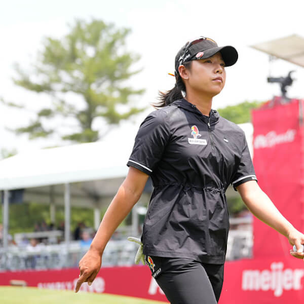 Mi Hyang Lee makes putting change, holds first round lead at Meijer LPGA Classic