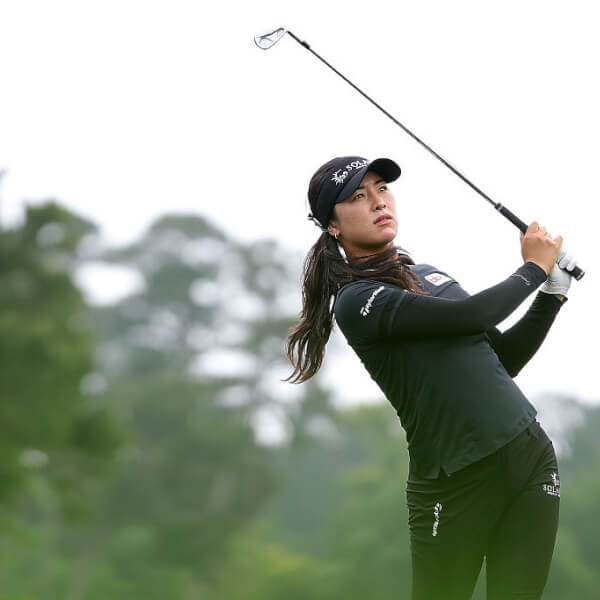Three share first-round lead with major champs chasing